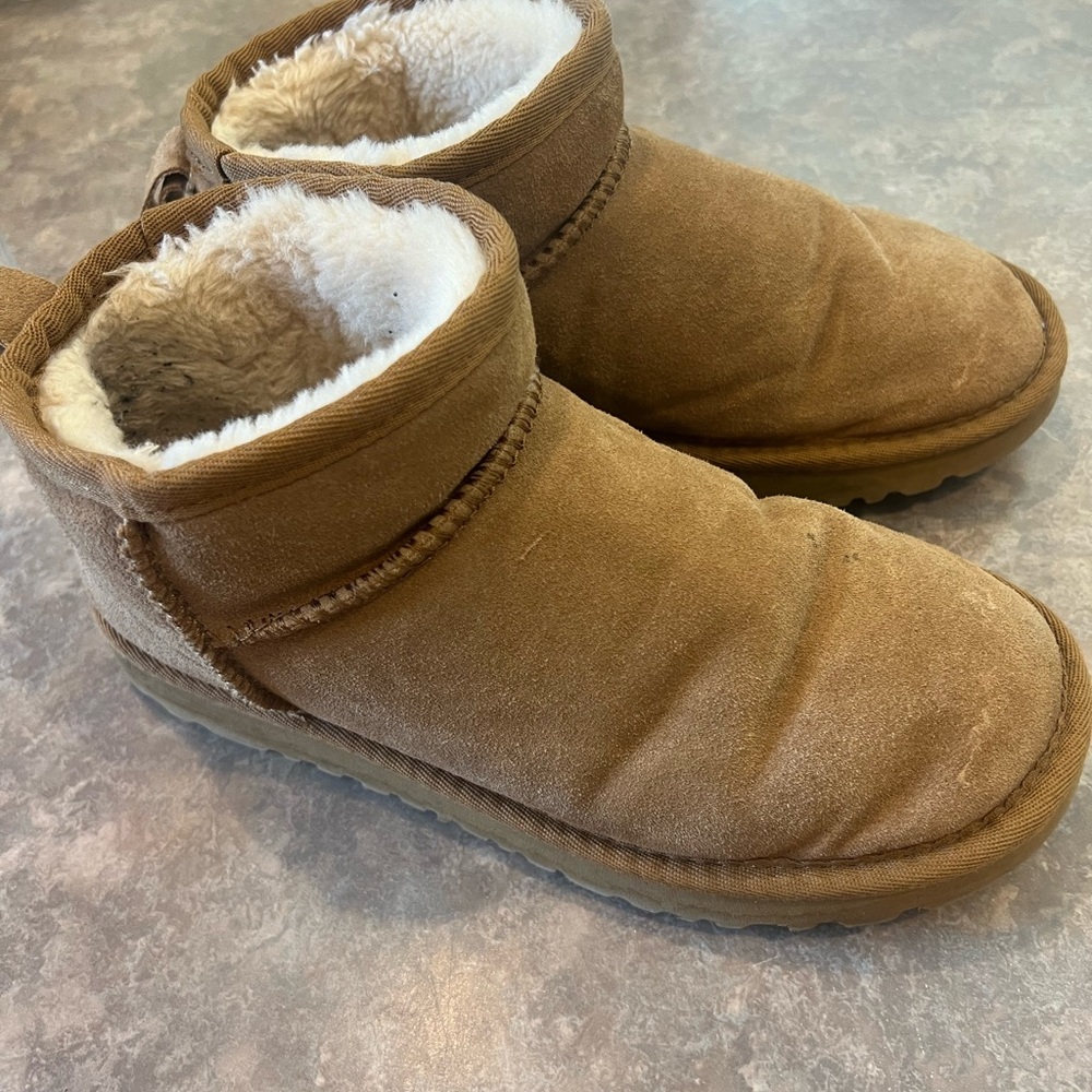 Ugg Mini - image 1